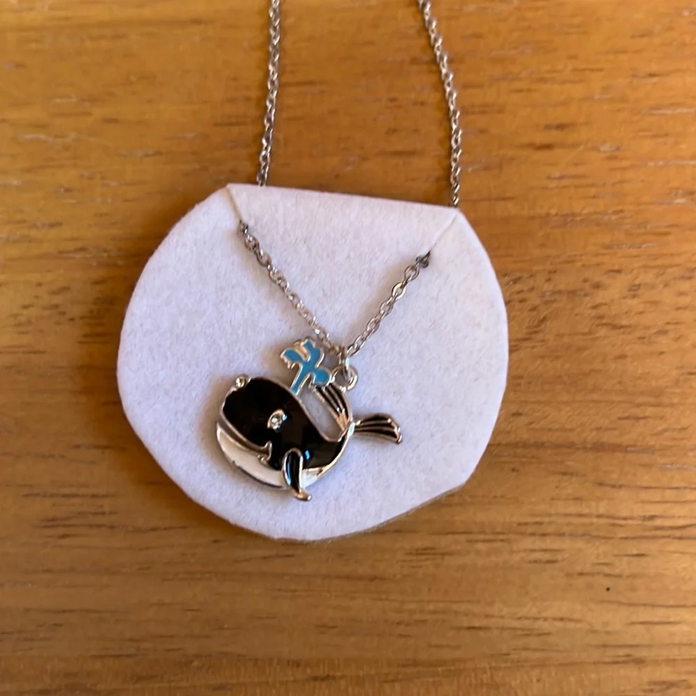 EUC 🐳 Whale necklace 16” - 18”